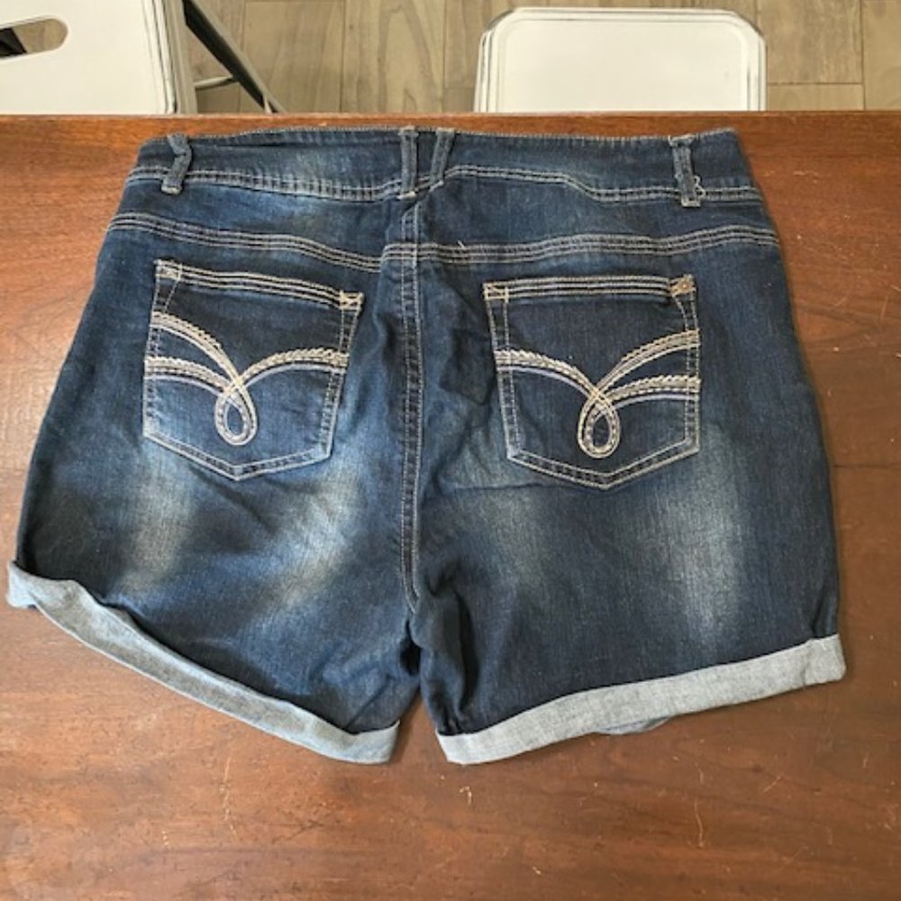 Wallflower Jean Shorts Size 17